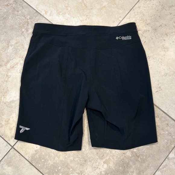 Columbia Titanium Titan Pass Shorts Men's 34x10 Black Active Omni Shield Belted - Picture 8 of 9